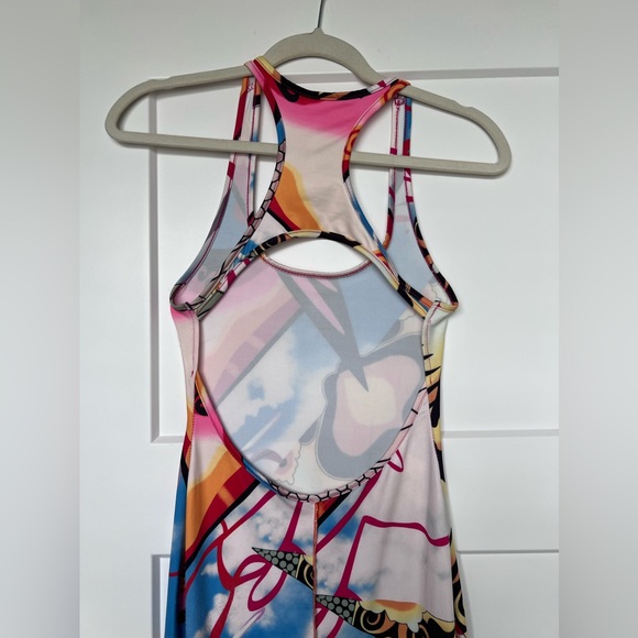 trendy dress with a few small threads sticking out in the seam - Picture 6 of 6